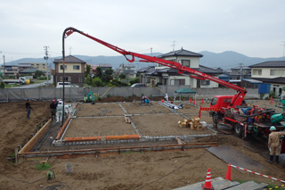 石巻ひがし保育園　保育園本体基礎完了、鉄骨組立施工