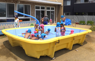 石巻東保育園　プール、水浴び、泥んこ遊び