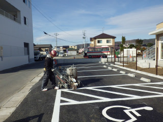 石巻ひがし保育園建設中　2013年11月　外構工事　駐車場ライン引き状況