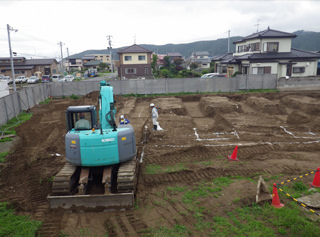 Ishinomaki-Higashi Nursery School under construction. July 2013 Basic civil engineering work. Situation of underground beam drilling.