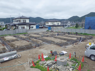 石巻ひがし保育園建設中　2013年7月　鉄筋工事　基礎・地中梁配筋状況