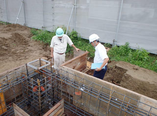 石巻ひがし保育園建設中　2013年7月　基礎・地中梁　配筋検査状況