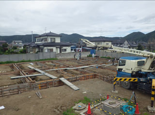 Ishinomaki-Higashi Nursery School under construction. August 2013 Construction of concrete.