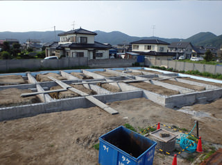 石巻ひがし保育園建設中　2013年8月　断熱工事　地中梁外周部　断熱材貼り完了　埋め戻し前状況