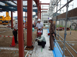 石巻ひがし保育園建設中　2013年9月　鉄骨工事　鉄骨建入検査状況