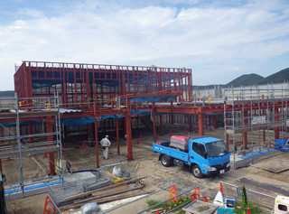 Ishinomaki-Higashi Nursery School under construction. September 2013 Construction work to assemble the steel frame. Assembling the completion of the main frame.